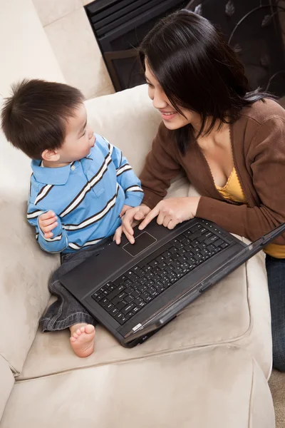 Anya és fia laptoppal — Stock Fotó