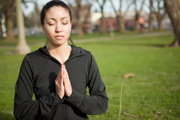 Meditando donna yoga — Foto Stock