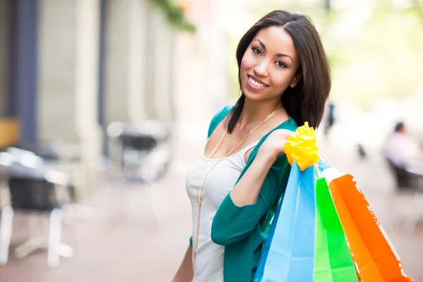 Svart kvinna shopping — Stockfoto