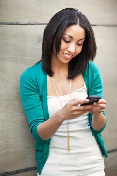 Schwarze Frau schreibt SMS — Stockfoto