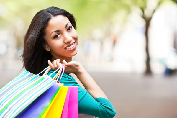 Svart kvinna shopping — Stockfoto