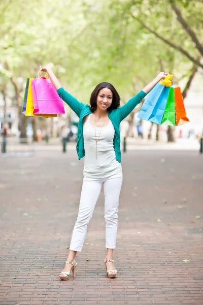Schwarze Frau beim Einkaufen — Stockfoto