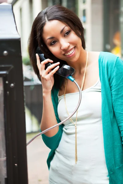휴대 전화에서 흑인 여성 — 스톡 사진
