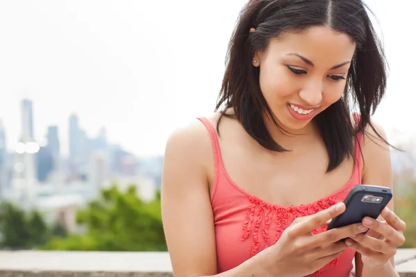 Woman texting — Stock Photo, Image