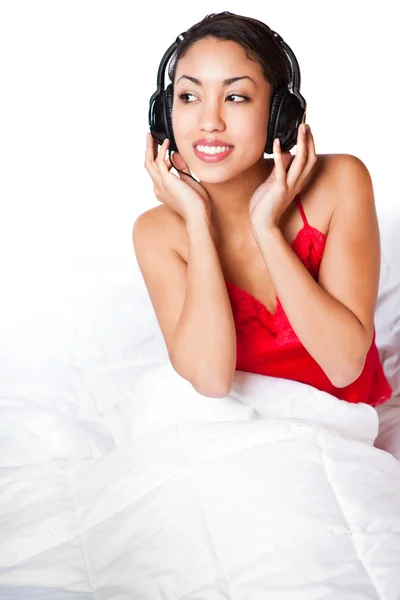 Femme écoutant de la musique — Photo