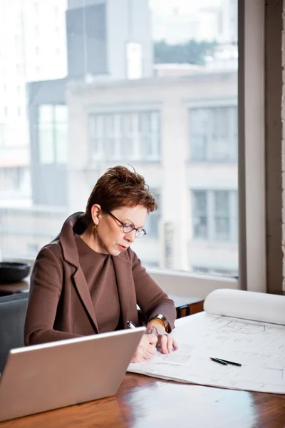 Affärskvinna skriva på ett papper — Stockfoto