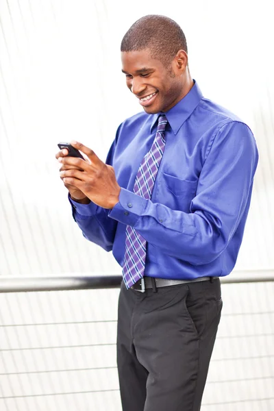 Black businesswoman texting — Stock Photo, Image