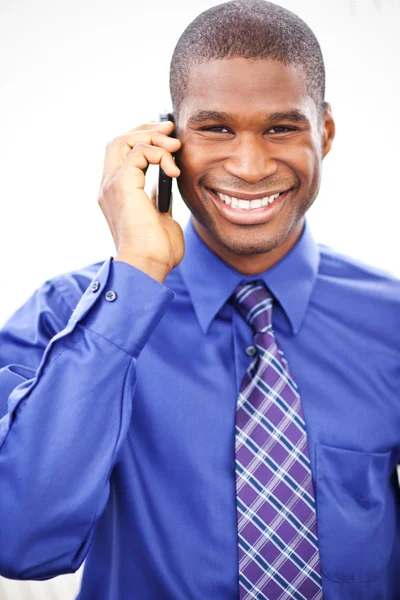 Чёрный бизнесмен на телефоне — стоковое фото