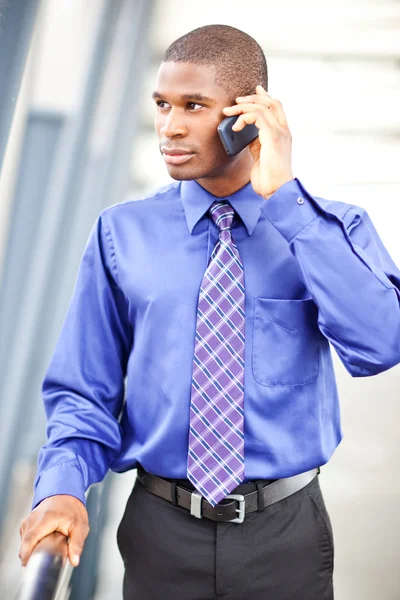 Biznesmen czarny na telefon — Zdjęcie stockowe