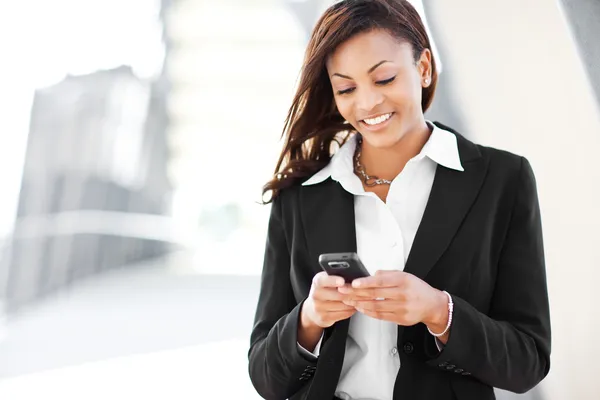 Texting чорний бізнес-леді — стокове фото
