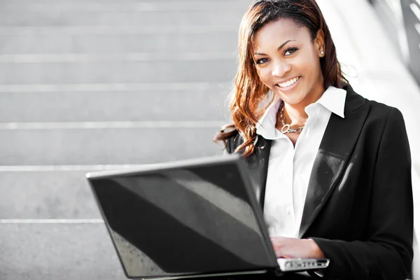 Donna d'affari nera con laptop — Foto Stock