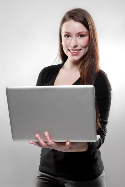 İş kadını dizüstü bilgisayar tutuyor. — Stok fotoğraf
