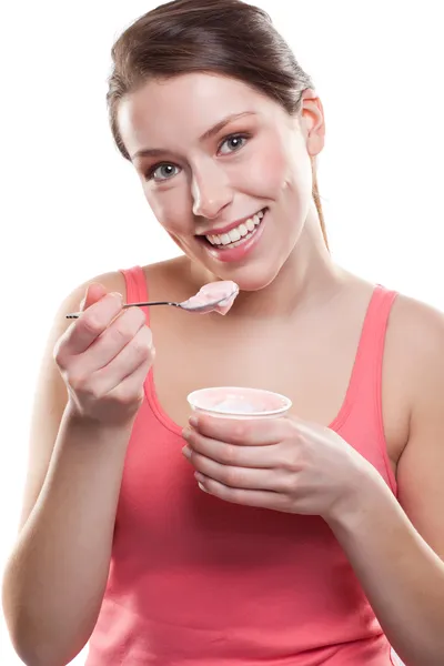 Vrouw eten yoghurt — Stockfoto