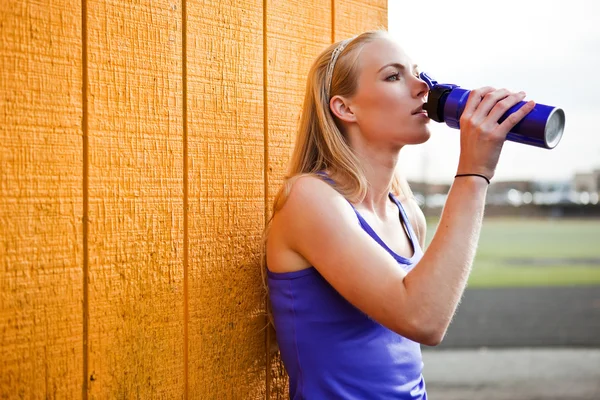 Sporty woman drinking — Stock Photo, Image