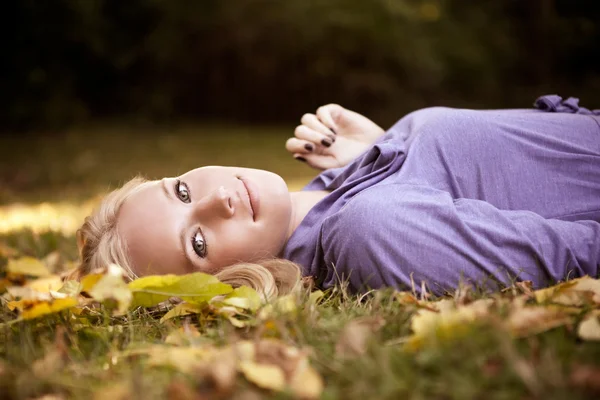 Bella donna d'autunno — Foto Stock