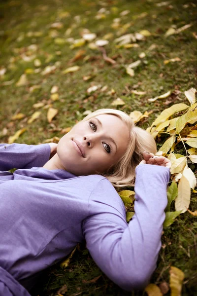 Piękna jesień kobieta — Zdjęcie stockowe