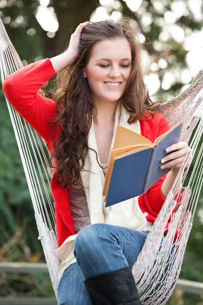 Tiener lezen van een boek — Stockfoto