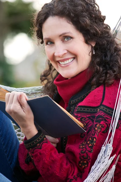 Reife Frau liest ein Buch — Stockfoto