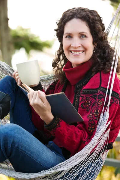Volwassen vrouw die een boek leest — Stockfoto