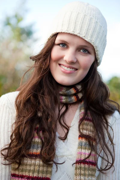 Adolescente bonita ao ar livre — Fotografia de Stock