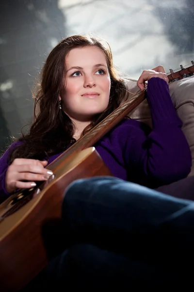 Hermosa adolescente tocando la guitarra —  Fotos de Stock