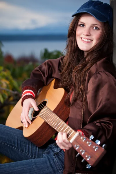 Πανέμορφη έφηβη παίζει κιθάρα — Φωτογραφία Αρχείου