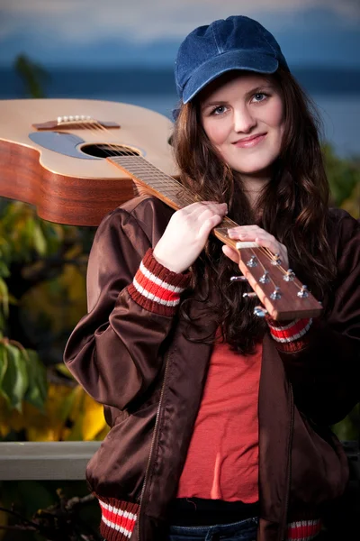 Belle adolescente jouant de la guitare — Photo