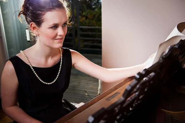 Vacker tonåring spela piano — Stockfoto