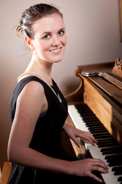 Linda adolescente tocando piano — Fotografia de Stock
