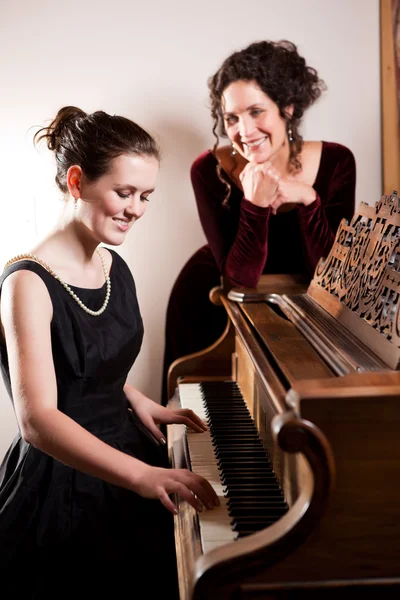 Matka i córka, gra na fortepianie — Zdjęcie stockowe