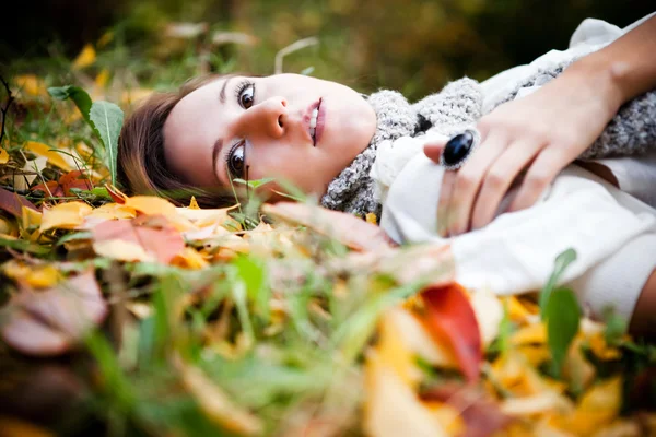 Beautiful autumn woman — Stock Photo, Image