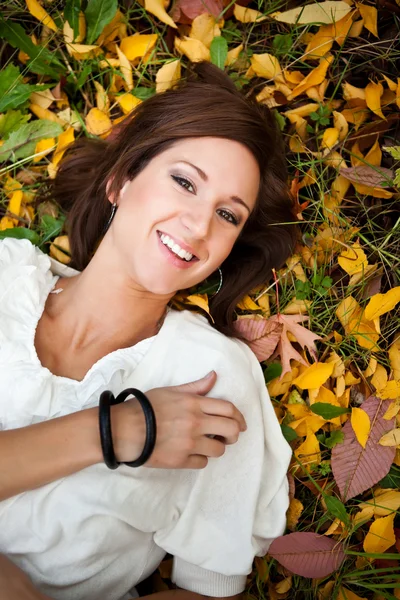 Gelukkig mooie herfst vrouw — Stockfoto