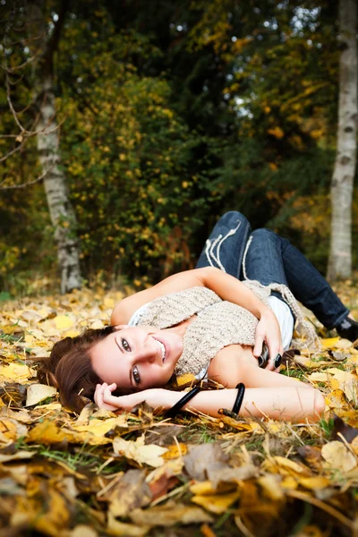 Gelukkig mooie herfst vrouw — Stockfoto