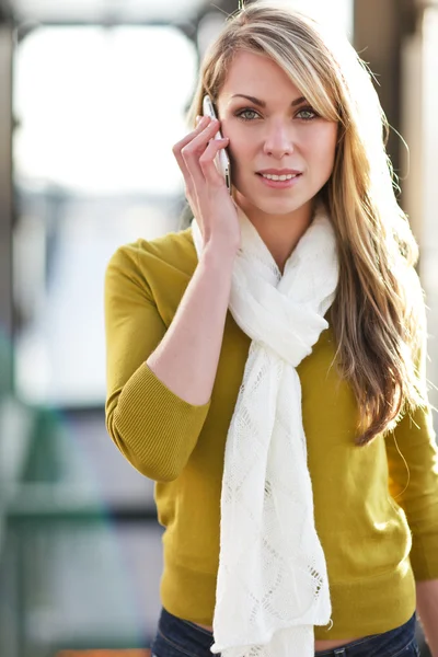 Kaukasische vrouw op de telefoon — Stockfoto