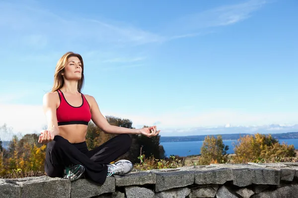 Mediterar yoga kvinnan — Stockfoto