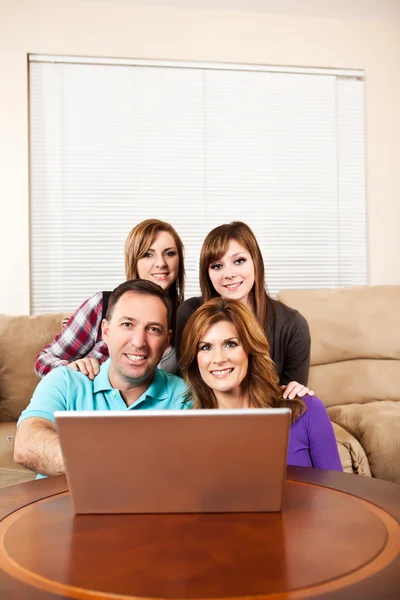 Famille à la maison navigation internet — Photo