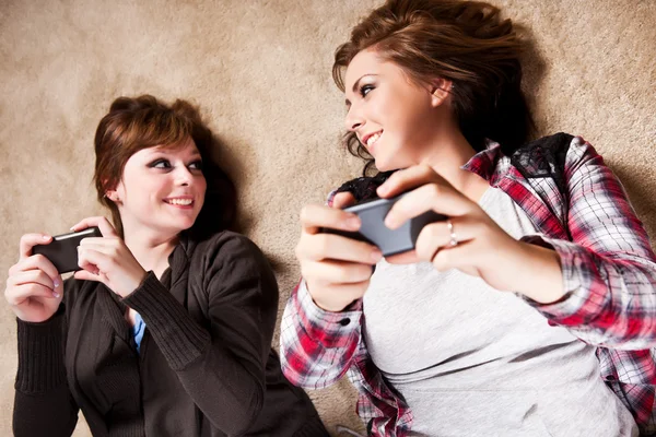 Los adolescentes mensajes de texto — Foto de Stock