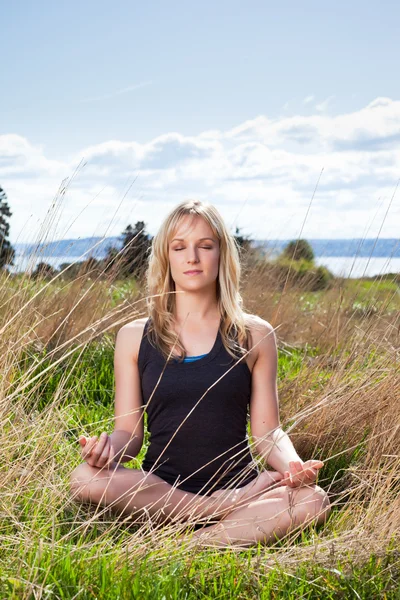 Méditer yoga femme — Photo