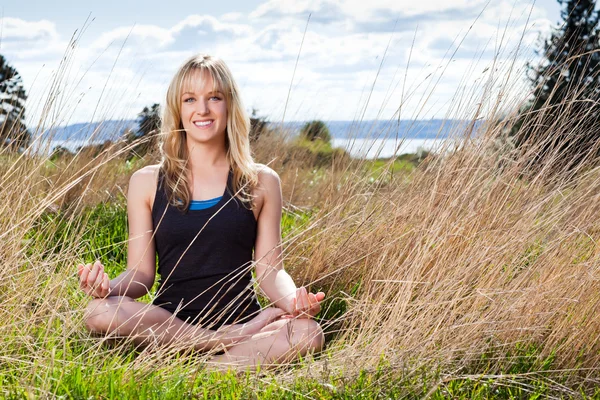 Meditando donna yoga — Foto Stock