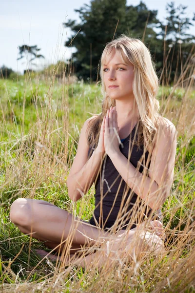 Meditando mulher ioga — Fotografia de Stock