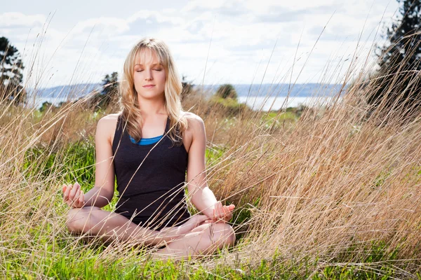 Медитацією йоги жінка — стокове фото