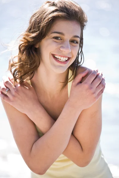 Счастливая пляжная девушка — стоковое фото