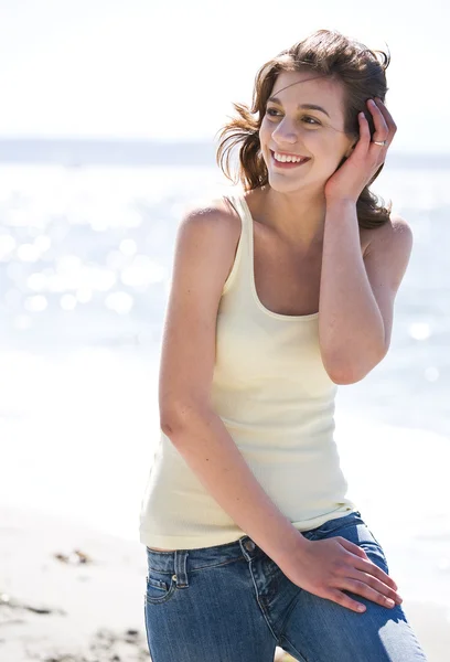 Щасливий пляж літня дівчина — стокове фото