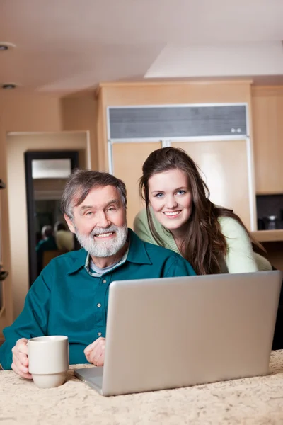 A nagyapa használ laptop tizenéves lány — Stock Fotó