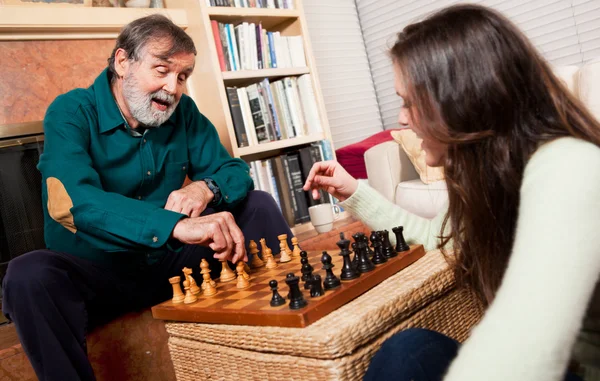 Senior jugando ajedrez — Foto de Stock