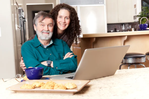 Apa és lánya használja laptop — Stock Fotó