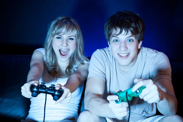 Par som spelar TV-spel — Stockfoto