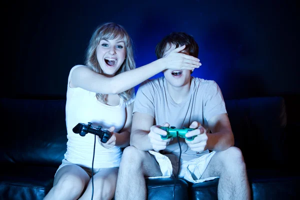 Casal jogar jogos de vídeo — Fotografia de Stock