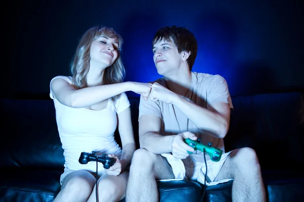 Par som spelar TV-spel — Stockfoto