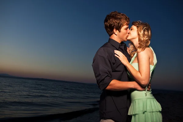 Beijando casal romântico — Fotografia de Stock
